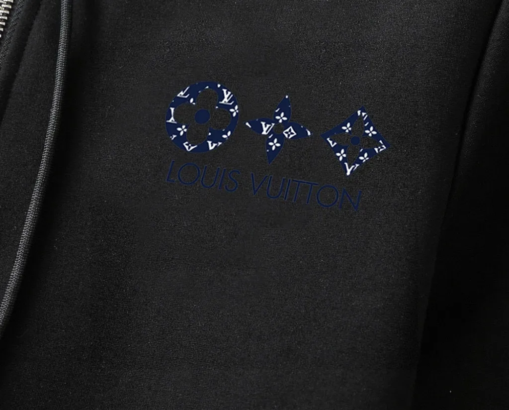 🅿️460 Directly approved brand [LV Louis Vuitton] (velvet and thickened) 2025 autumn and winter new products, celebrities' favorite fashionable casual suits, clean and neat tailoring, full of urban style. Made of high-quality custom fabrics, the inner warmth is excellent, the hand feels soft and dry, and the upper body effect is crisp and stylish. The three-dimensional cutting process and the pattern are all of high standards, and the silhouette version has the right benefits! It is not tight at all, and you feel good when you wear it. So many top-quality raw materials create high-end products with unparalleled value. It is the first choice for high-end fashion people. (Size: M-4XL can wear up to 200 pounds)